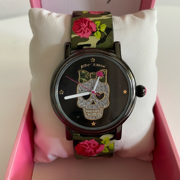 Betsy Johnson skull camo/rose watch timepiece - Picture 2 of 8